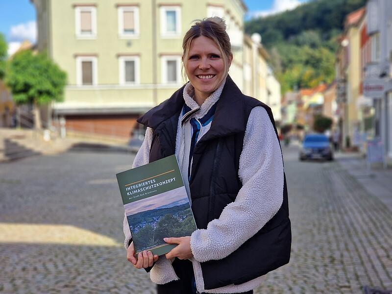 Stadtplanerin und Klimaschutzmanagerin Alisa Knüttel in der Innenstadt von Bad Brückenau.