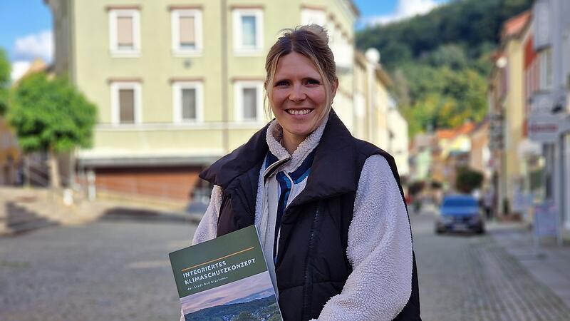 Stadtplanerin und Klimaschutzmanagerin Alisa Kn&uuml;ttel in der Innenstadt von Bad Br&uuml;ckenau.