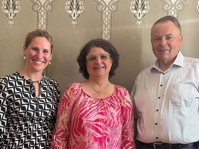 B&uuml;rgermeister Georg Eismann sowie Silke Herbert (M.) vom Pflegest&uuml;tzpunkt und Lisa Geyer vom Quartiersmanagement freuen sich &uuml;ber das neue Angebot.