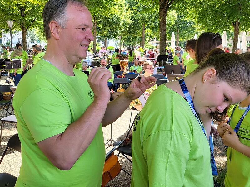 Dirigent Sakari Oramo singierte unz&auml;hlige der gr&uuml;nen T-Shirts.