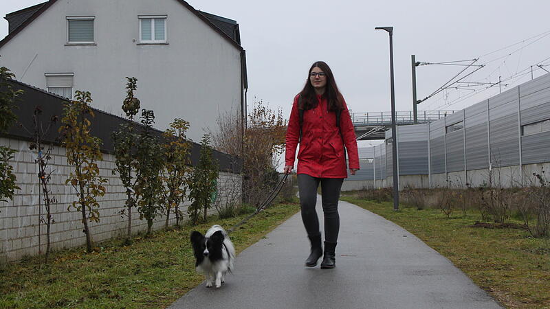 Elena Eid Elena und Hund Aron bei einem Spaziergang in ihrem Heimatort Breitengüßbach