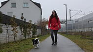 Elena und Hund Aron bei einem Spaziergang in ihrem Heimatort Breiteng&uuml;&szlig;bach