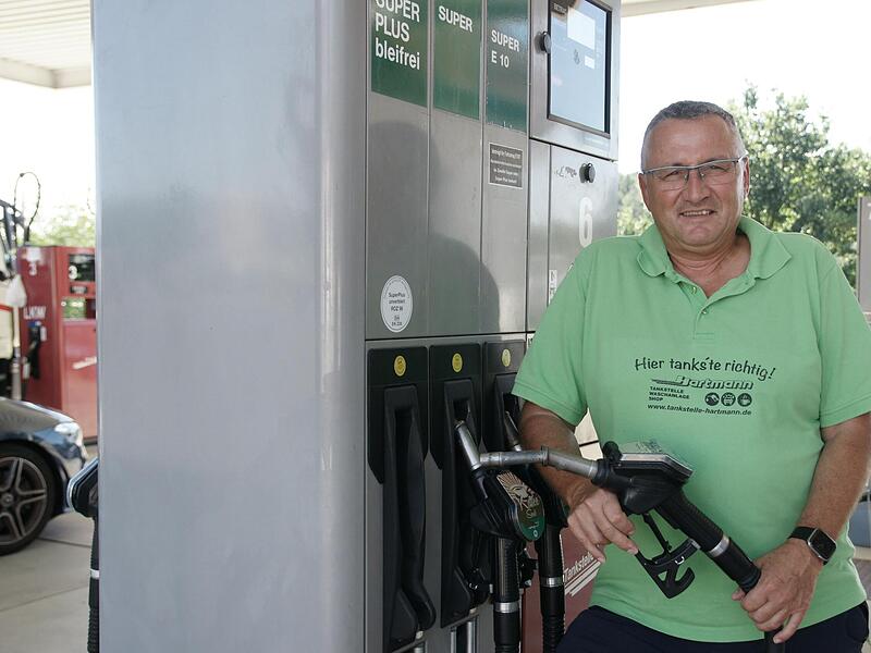 Karlheinz Schüßler von der Tankstelle Hartmann in Oberleichtersbach würde den Kraftstoff lieber billiger verkaufen. Das darf er nicht selbst bestimmen. Karlheinz Schüßler von der Tankstelle Hartmann in Oberleichtersbach würde den Kraftstoff lieber billiger verkaufen. Das darf er nicht selbst bestimmen.