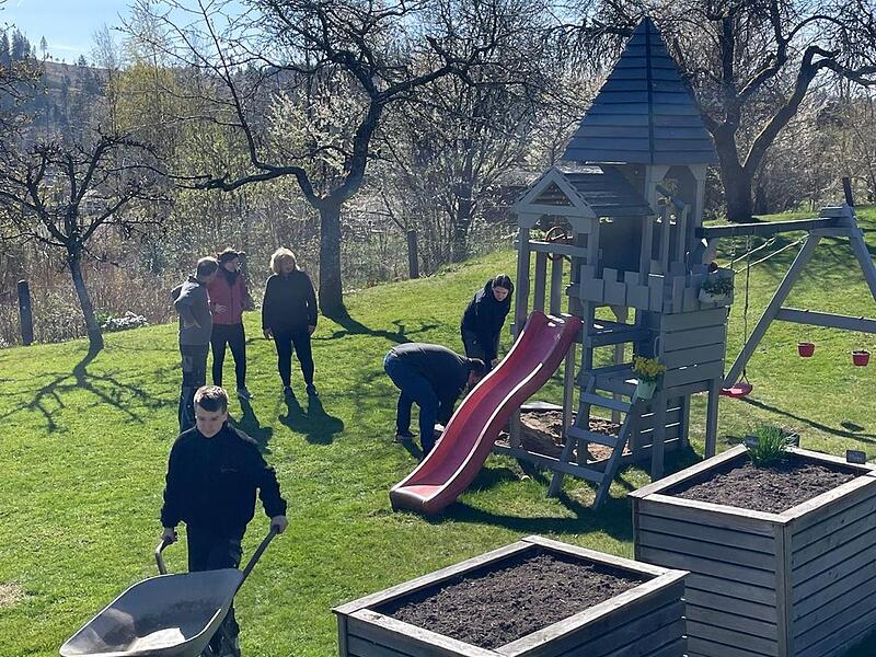 CSU, JU und Umweltkreis Markt Pressig als Sandmännchen unterwegs Einsatz mit vereinten Kräften auf dem Spielplatz.