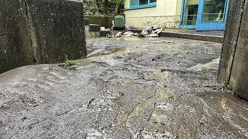 Nach dem Starkregen blieben Schlamm und Dreck zurück.