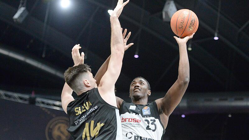 Medi-Center Kalif Young (re.) bekommt es bei den Telekom Baskets Bonn  mit dem geb&uuml;rtigen Bayreuther Leon Kratzer zu tun.