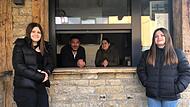 Daniel Lohfink und Ehefrau Mery Lohfink (im Haus) und die Töchter Sofia (rechts) und Stella am Ausschank ihres Biergartens „Zur alten Bank“ in Ramsthal.