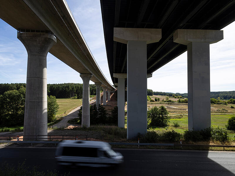 Eichenzell: die A7-Thalaubachbr&uuml;cke von unten. Die alte Br&uuml;cke (rechts) wird am 15. M&auml;rz 2026 gesprengt.