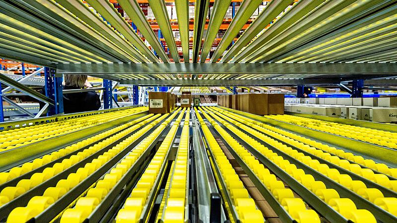 Logistikzentren werden heute vor allem an autobahnnahen Standorten errichtet, wie es sie im Landkreis Kitzingen zuhauf gibt. Logistikzentren werden heute vor allem an autobahnnahen Standorten errichtet, wie es sie im Landkreis Kitzingen zuhauf gibt.
