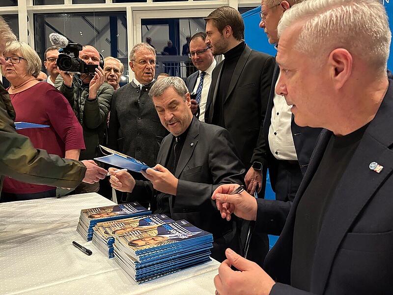 CSU-Chef Markus Söder in Kulmbach: Zusammen mit dem Wirsberger Promikoch Alexander Herrmann signiert er die gemeinsame Broschüre unter dem Titel „#Söderisst“, bevor es zum Talk auf die Bühne der Dr.-Stammberger-Halle geht. CSU-Chef Markus Söder in Kulmbach: Zusammen mit dem Wirsberger Promikoch Alexander Herrmann signiert er die gemeinsame Broschüre unter dem Titel „#Söderisst“, bevor es zum Talk auf die Bühne der Dr.-Stammberger-Halle geht.