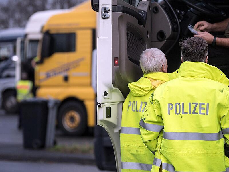 Lkw-Gespann f&auml;hrt als "tickende Zeitbombe" - VPI Bamberg stoppt gef&auml;hrliche Fahrt