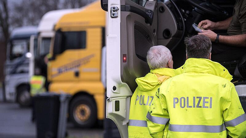 Bei einer Lkw-Kontrolle bei Himmelkron machten Polizeibeamte eine &uuml;berraschende Entdeckung. Symbolfoto: Federico Gambarini/dpa