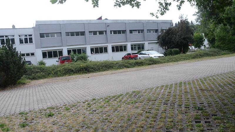 Hier, in der Verl&auml;ngerung der Ha&szlig;lachgasse, wird eine kleine Sportanlage f&uuml;r die Fachoberschule entstehen. Den Antrag f&uuml;r den Bau hat die F&ouml;rdergesellschaft Montessori Kronach und Umgebung gestellt.