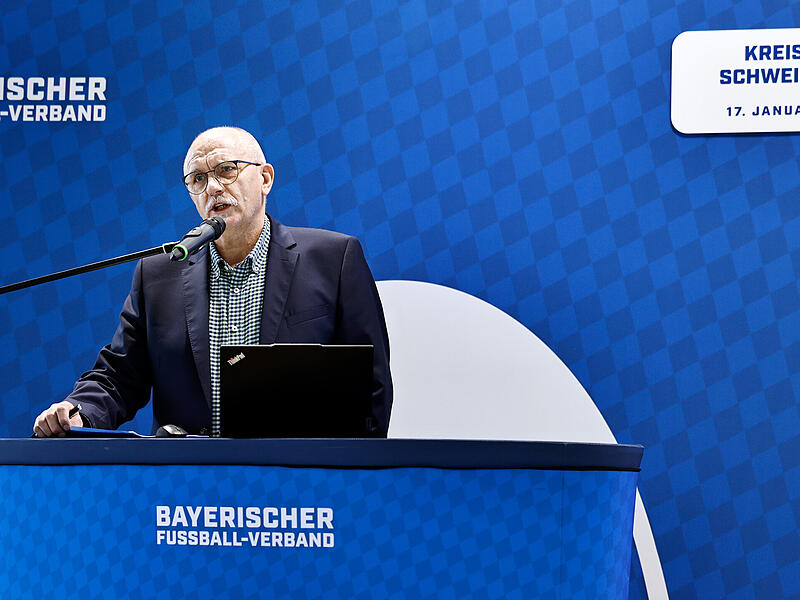 Der Schweinfurter Kreis-Vorsitzende Gottfried Bindrim spricht auf dem Kreistag in Poppenhausen.