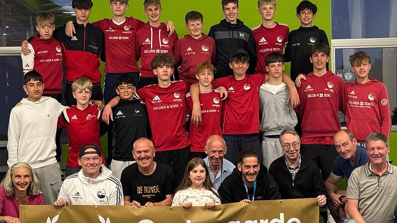 Mit einer insgesamt 29-k&ouml;pfigen Delegation (auf dem Foto fehlen einige Teilnehmer) brachen die Coburger zum Jugendfu&szlig;ballturnier in die belgische Partnerstadt Oudenaarde auf.