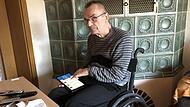 Fußball-Kreisspielleiter Egon Grünbeck klickt sich auf seinem Tablet durch die Seiten des Bayerischen Fußballverbandes. Im Rollstuhl kämpft sich der querschnittgelähmte Reitscher zurück ins Leben.