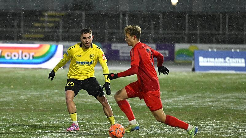 Der Bayreuther Jannik Graf (links) verteidigt gegen den M&uuml;nchner  Kurt R&uuml;ger.