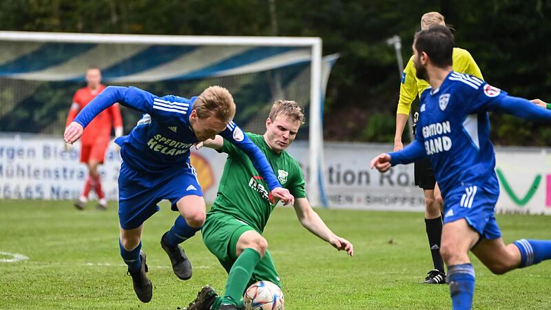 In der Hinrunde hatte der TSV M&ouml;nchr&ouml;den um Daniel Puff (links) noch mit 1:0 gegen den SV Alemannia Haibach gewonnen, im zweiten Vergleich waren die Unterfranken aber in allen Belangen &uuml;berlegen und siegten verdient mit 6:0.