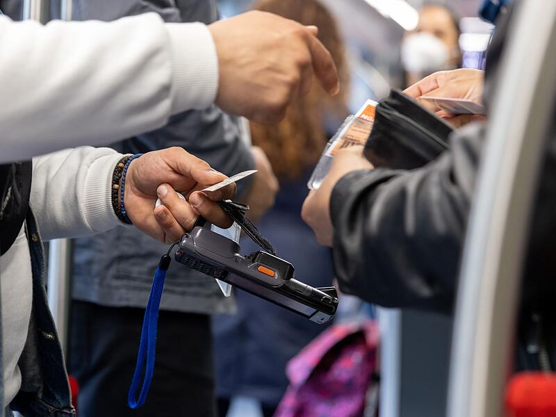 Fahrkartenkontrolle im &Ouml;PNV