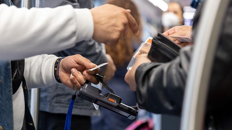 Fahrkartenkontrolle im &Ouml;PNV