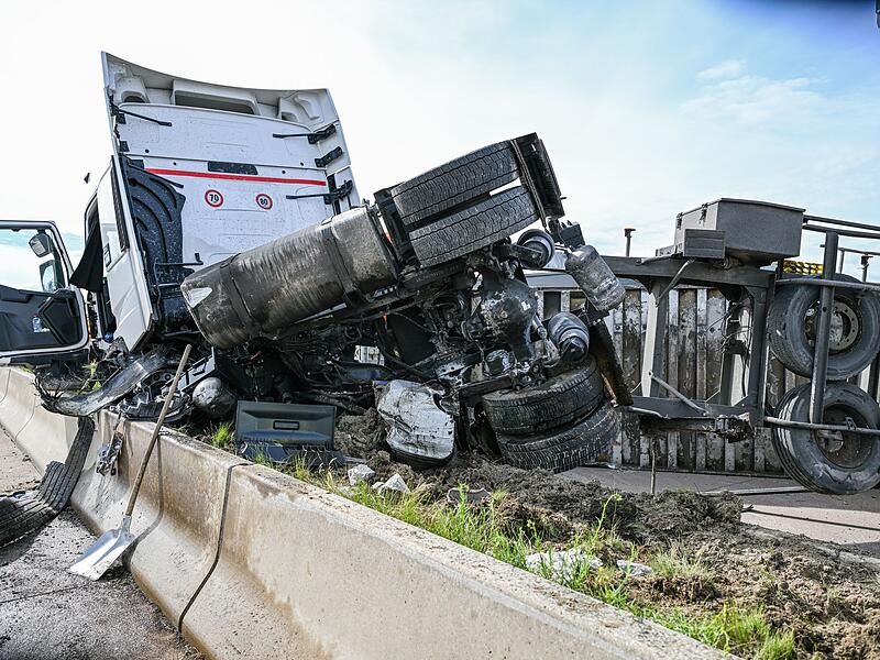 Lkw-Reifenplatzer auf A8 - Stau bis zu acht Kilometer