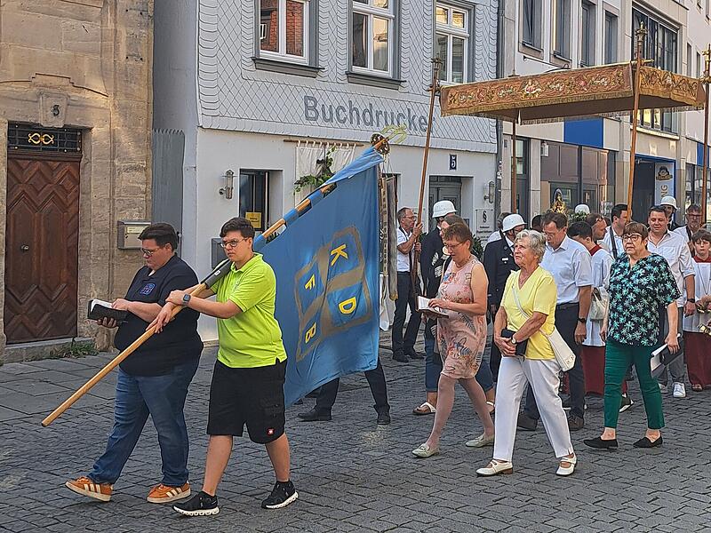 Am Freitag ist die traditionelle Prozession zu Mari&auml; Himmelfahrt durch Forchheim gezogen.