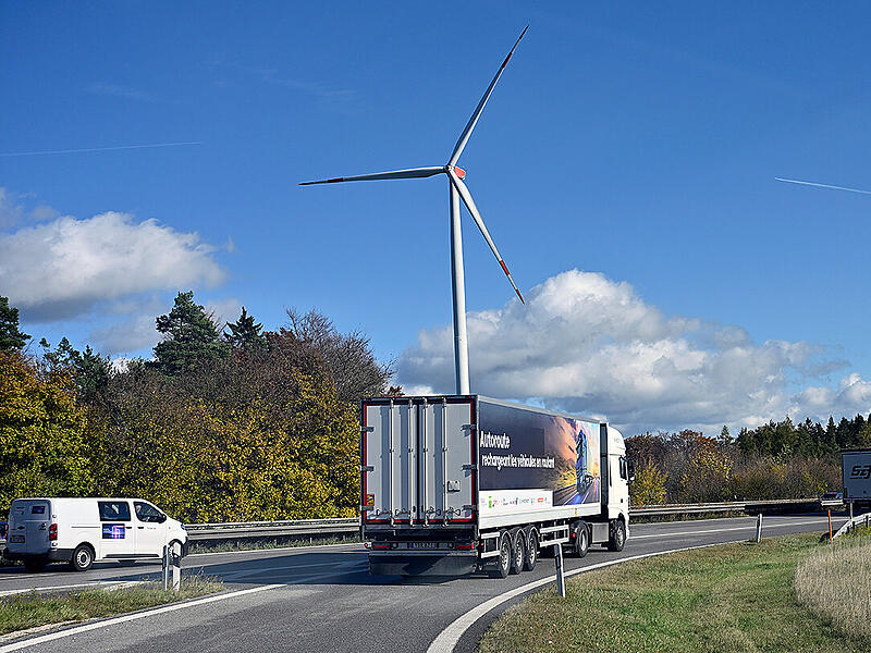 E-Autos induktiv aufladen: Auf der A6 bei Amberg haben Wissenschaftler der Friedrich-Alexander-Universit&auml;t Erlangen-N&uuml;rnberg das Verfahren getestet.