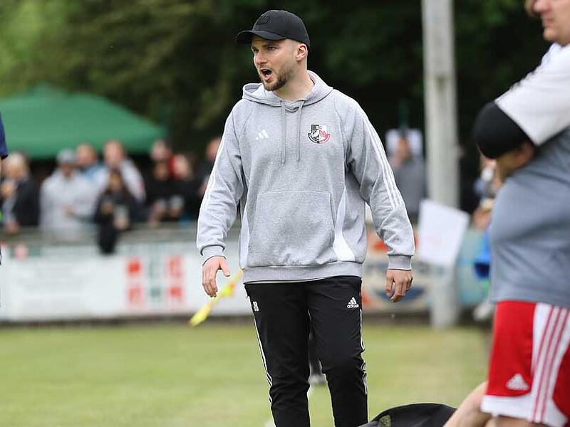 Johannes Bauer hat an der Seitenlinie der SG Wei&szlig;enbrunn/Theisenort das Sagen; im Sommer schlie&szlig;t er sich dem aktuellen Ligakonkurrenten SpVgg Lettenreuth als Spielertrainer an.