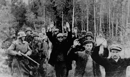 NS-Widerstand: Kulmbacher Pfarrer Walter Höchstädter in Berlin international gewürdigt Erschießung einer Gruppe polnischen Juden durch SS-Verbände 1939.