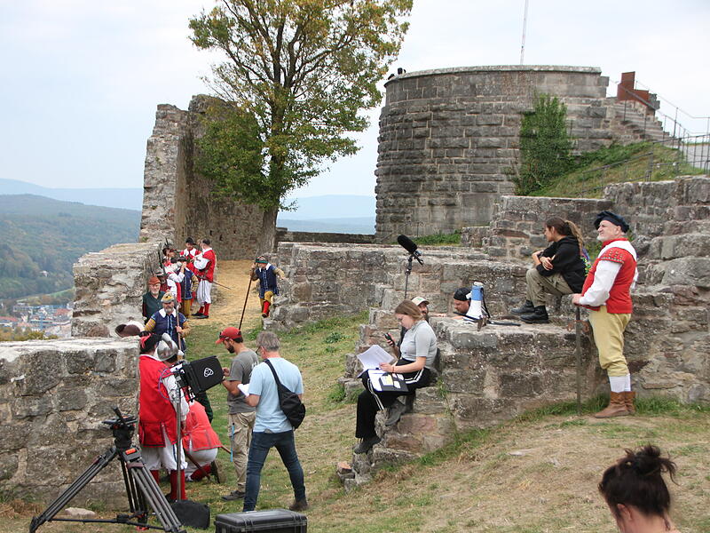 An der Burg Bodenlauben entsteht die Szene, in der die Bad Kissinger Bienenkörbe über die Stadtmauer werfen. An der Burg Bodenlauben entsteht die Szene, in der die Bad Kissinger Bienenkörbe über die Stadtmauer werfen.