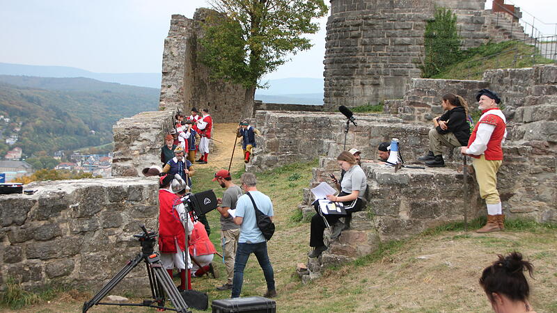 An der Burg Bodenlauben entsteht die Szene, in der die Bad Kissinger Bienenk&ouml;rbe &uuml;ber die Stadtmauer werfen.