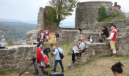 An der Burg Bodenlauben entsteht die Szene, in der die Bad Kissinger Bienenk&ouml;rbe &uuml;ber die Stadtmauer werfen.