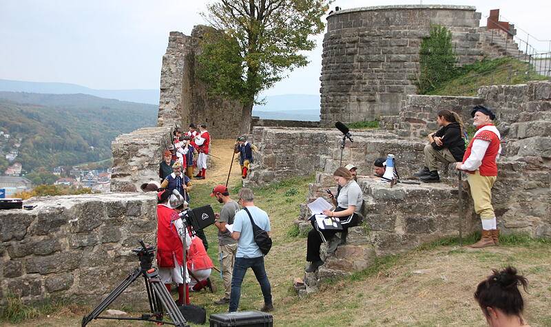 An der Burg Bodenlauben entsteht die Szene, in der die Bad Kissinger Bienenkörbe über die Stadtmauer werfen. An der Burg Bodenlauben entsteht die Szene, in der die Bad Kissinger Bienenkörbe über die Stadtmauer werfen.