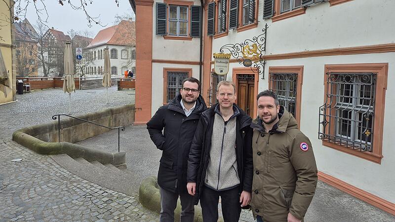 Kooperation in der Bruderm&uuml;hle: Die Henrii-Gastronomen Maximilian Beughold und Andreas Pickel mit Schlenkerla-Br&auml;u Matthias Trum (Mitte)