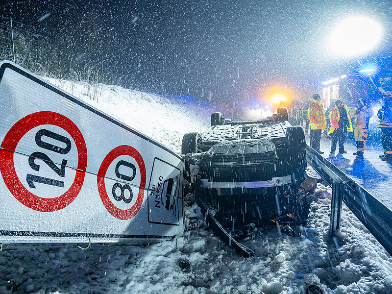 Winter h&auml;lt Einsatzkr&auml;fte auf Trab - zwei Verletze nach &Uuml;berschlag im dichten SchneetreibenUnfall A 73 zwischen Coburg und Eisfeld