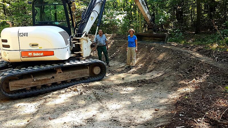 Am Anfang ist der T&uuml;mpel w&uuml;st und leer: Bald wird sich hier Leben tummeln, verspricht Revierleiterin Ellen Koller.