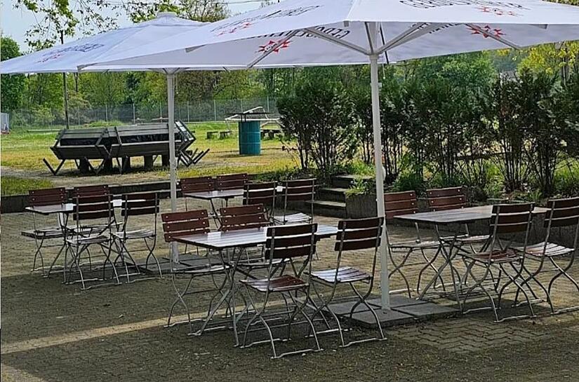 An die Gaststätte des Post SV schließt sich auch ein großer Außenbereich an. An die Gaststätte des Post SV schließt sich auch ein großer Außenbereich an.