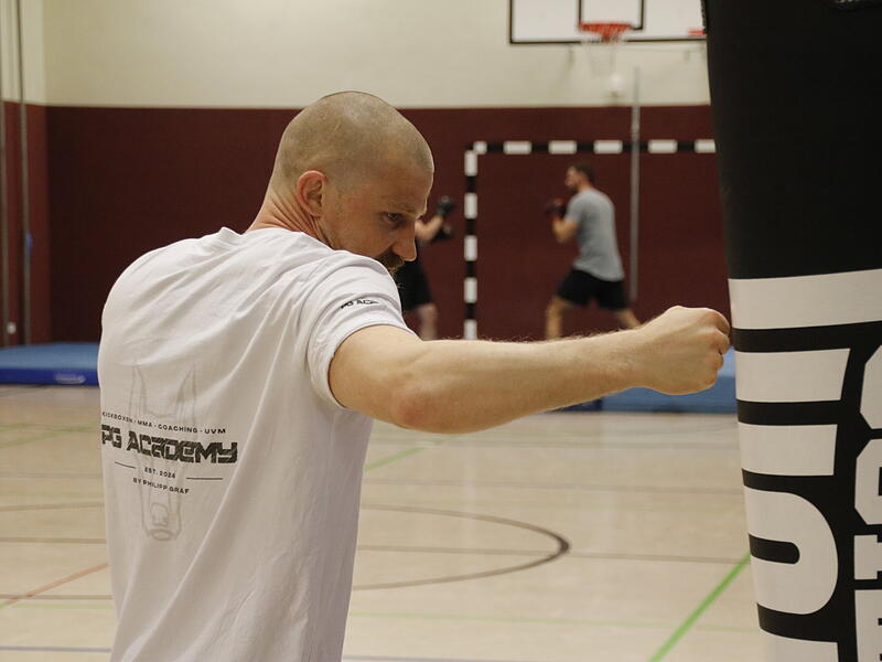 Trainer Philipp Graf demonstriert Schlagtechnik Trainer Philipp Graf demonstriert Schlagtechnik