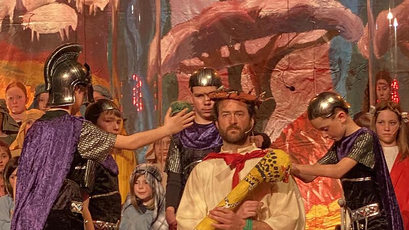 Szene aus dem Passionsmusical &bdquo;Es ist vollbracht&ldquo; in der Erl&ouml;serkirche von B ad Kissingen.
