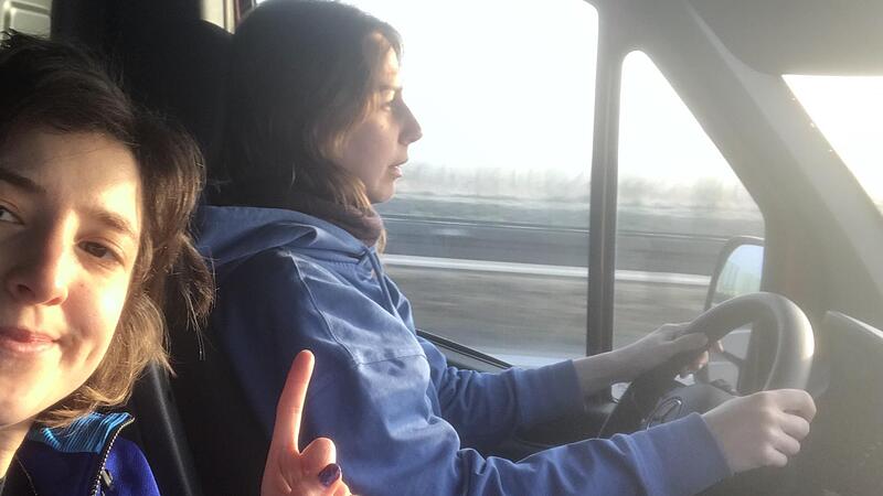 Julia Salzmann (l.) und Mariya Zoryk sind auf dem Weg zur polnisch-ukrainischen Grenze. Julia Salzmann (l.) und Mariya Zoryk sind auf dem Weg zur polnisch-ukrainischen Grenze.