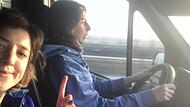 Julia Salzmann (l.) und Mariya Zoryk sind auf dem Weg zur polnisch-ukrainischen Grenze.