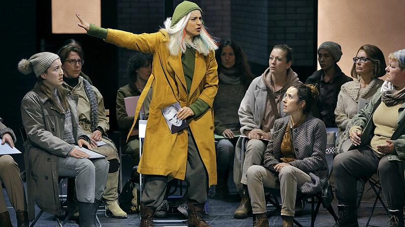 Mit der Neuinszenierung des „Fliegenden Holländers“ begannen am Sonntag die Bayreuther Festspiele. Die von Asmik Grigorian gespielte Senta (r.) war ein Ereignis. Mit der Neuinszenierung des „Fliegenden Holländers“ begannen am Sonntag die Bayreuther Festspiele. Die von Asmik Grigorian gespielte Senta (r.) war ein Ereignis.