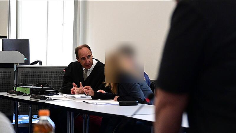 Rechtsanwalt Dr. J&ouml;rg H&auml;ndler aus Bamberg und der Angeklagte