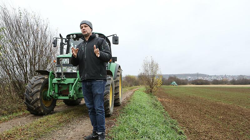 Sebst mit seinem kleineren Schlepper hat Dominik  Galster  kaum Platz, um auf sein Maisfeld  zu kommen.Forchheim & Fränkische Schweiz