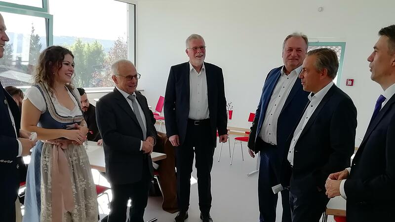Sofie Wedel, Helmut Lottes und Thomas Wimber (3. und 4. v. l.) führten MdB Stefan Müller, Landrat Alexander Tritthart, MdL Walter Nussel (v. r.) sowie den langjährigen Maba-Geschäftsführer Adolf Wedel (l.) durch das Haus der Begegnung.