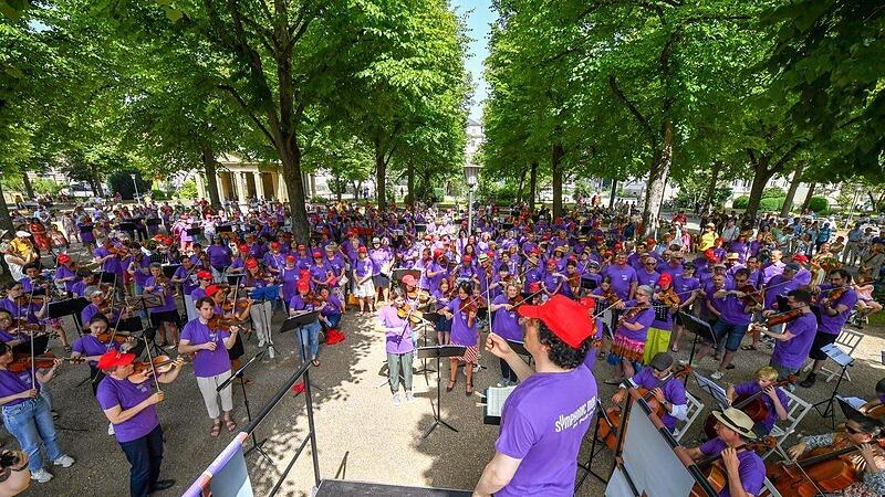 Der Kurpark in Bad Kissingen im Juli 2022: Hunderte Laienmusiker spielten zusammen mit den Profis des hr-Sinfonieorchesters. Am Pult: Dirigent Alain Altinoglu.