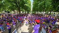 Der Kurpark in Bad Kissingen im Juli 2022: Hunderte Laienmusiker spielten zusammen mit den Profis des hr-Sinfonieorchesters. Am Pult: Dirigent Alain Altinoglu.