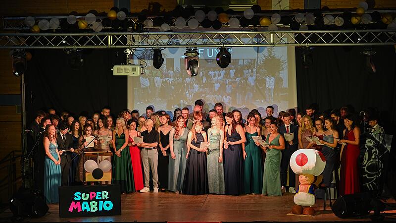 Der gro&szlig;e Moment: Die Abiturientinnen und Abiturienten am Gymnasium H&ouml;chstadt halten ihre Zeugnisse in H&auml;nden.