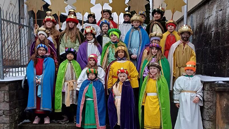 Die Sternsinger aus Poppenlauer: Pfarrgemeinderat und Kirchenverwaltung bedanken sich  bei allen Sternsingern und Begleitpersonen und vor allem bei Michaela Bieber f&uuml;r die Organisation.