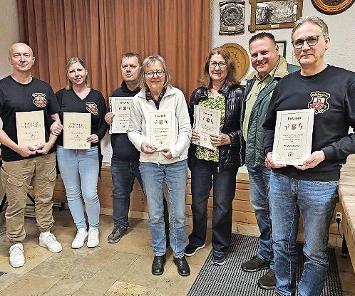 Mehrere Mitglieder wurden f&uuml;r ihre langj&auml;hrige Mitgliedschaft im Verein geehrt.